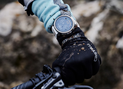 Zegarek sportowy Polar Grit X podczas jazdy rowerem