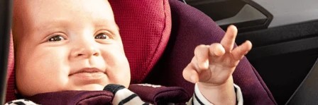 Dziecko na przednim siedzeniu auta