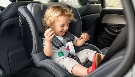 Do kiedy dziecko powinno siedzieć w foteliku?