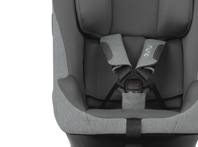 Pięciopunktowe pasy z systemem umożliwiającym ich regulację bez potrzeby demontażu.