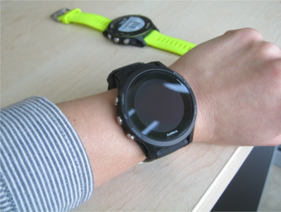 Zegarek Garmin Forerunner 935 na dłoni