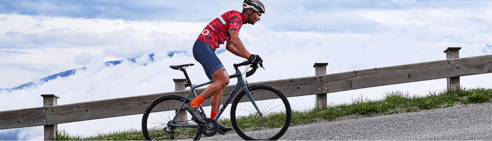 Rowerzysta z zegarkiem sportowym Garmin