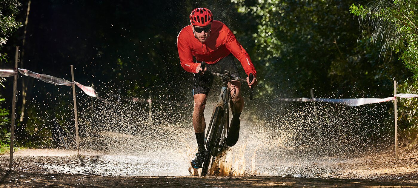 Rowerzysta z licznikiem rowerowym Garmin Edge
