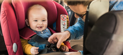 Jak przewozić dziecko w samochodzie: kompletny poradnik